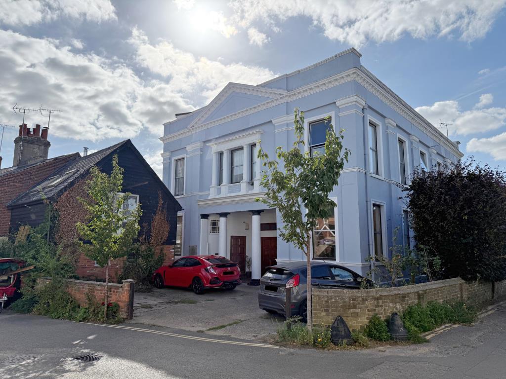 Lot: 5 - FORMER OFFICE AND BEDSITS WITH POTENTIAL CLOSE TO THE QUAY - Front general view of the building on Quay Street